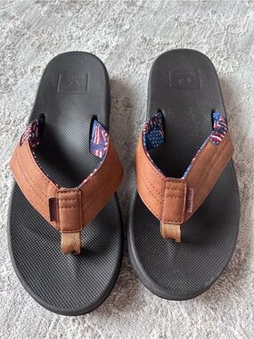 NWOB High Tide Men’s Brandon Elite Brown Flip Flops Sz 9 Sandal Patriotic Lining